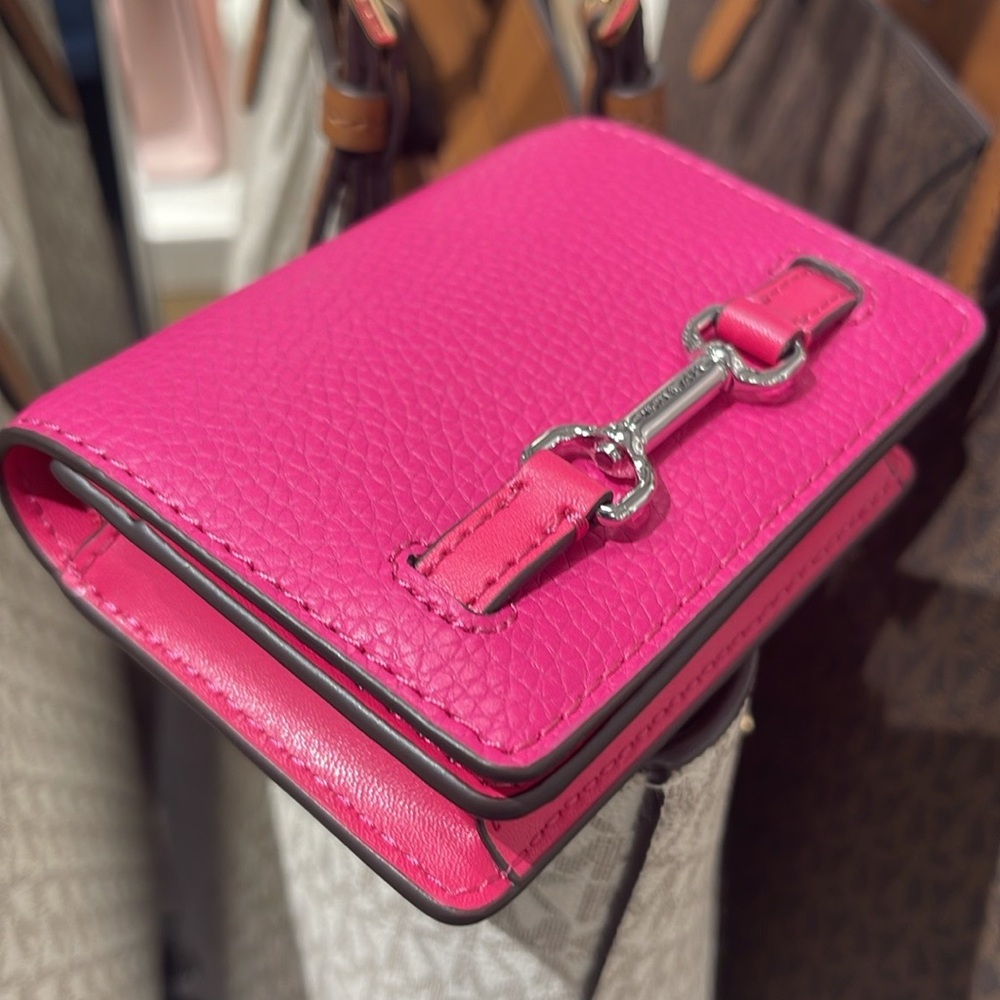 MICHAEL KORS Carson Small Pebbled Leather Flap Wallet
DRAGONFRUIT
NWT
